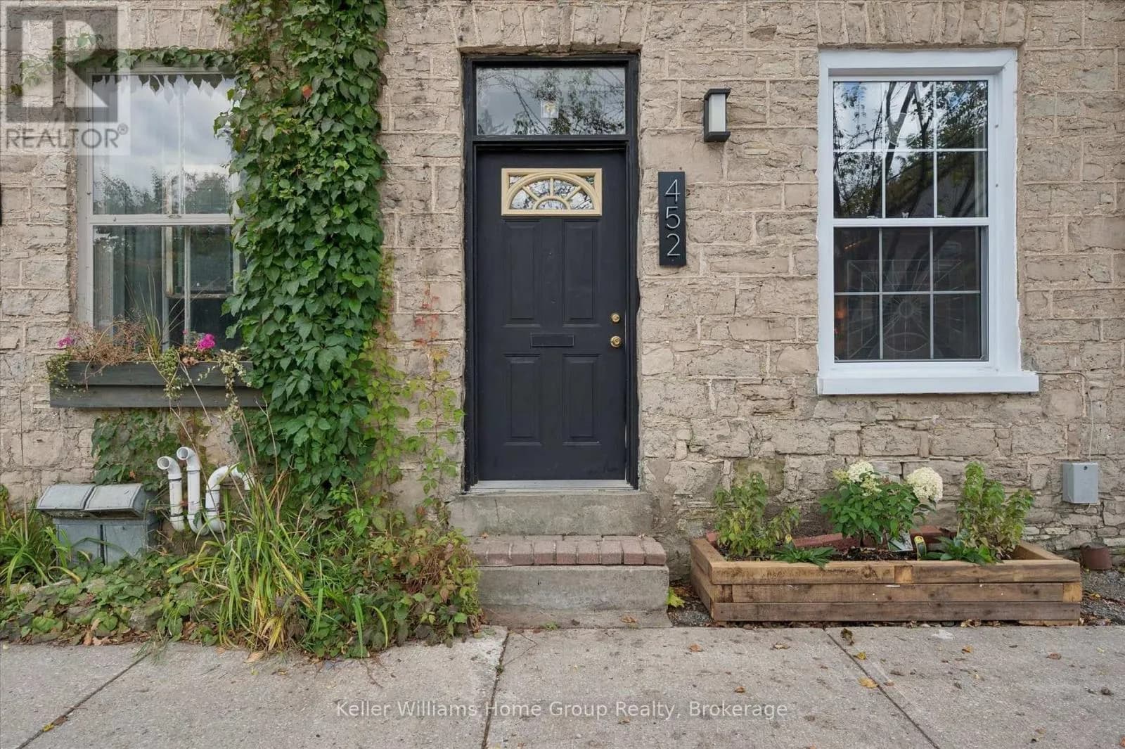 452 ST ANDREW STREET W — photo 3 of 27