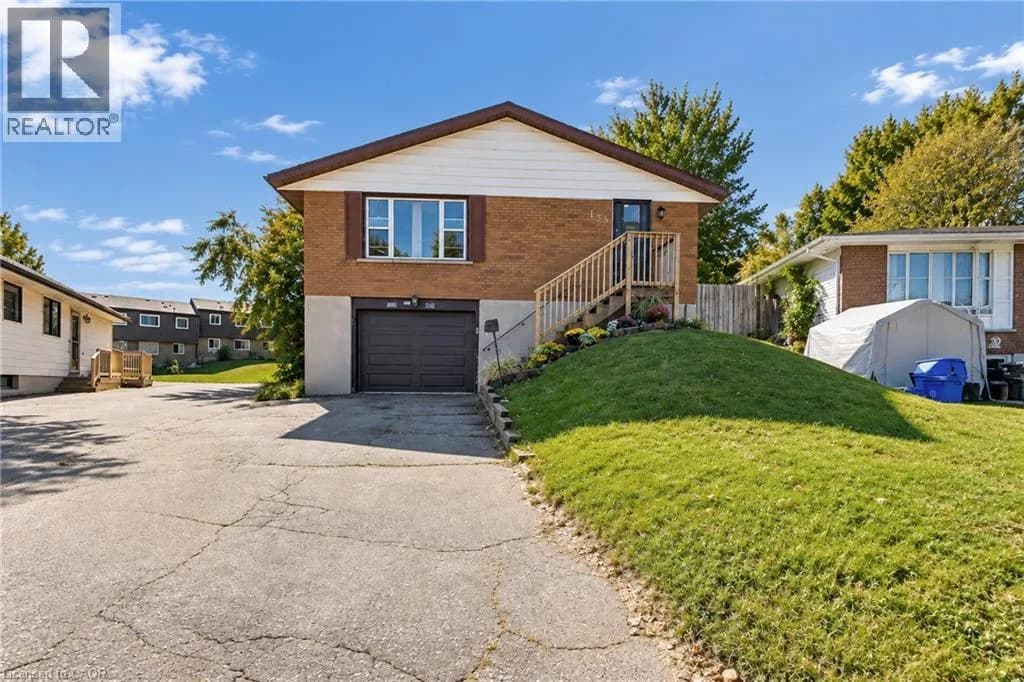 135 CEDARHILL Crescent — photo 1 of 37