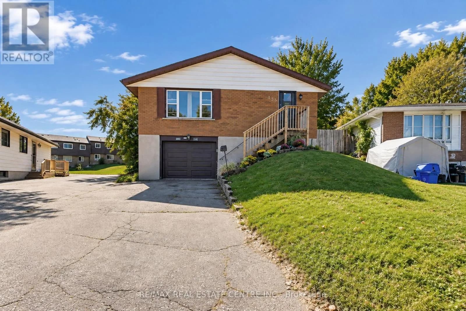 135 CEDARHILL CRESCENT — photo 1 of 35