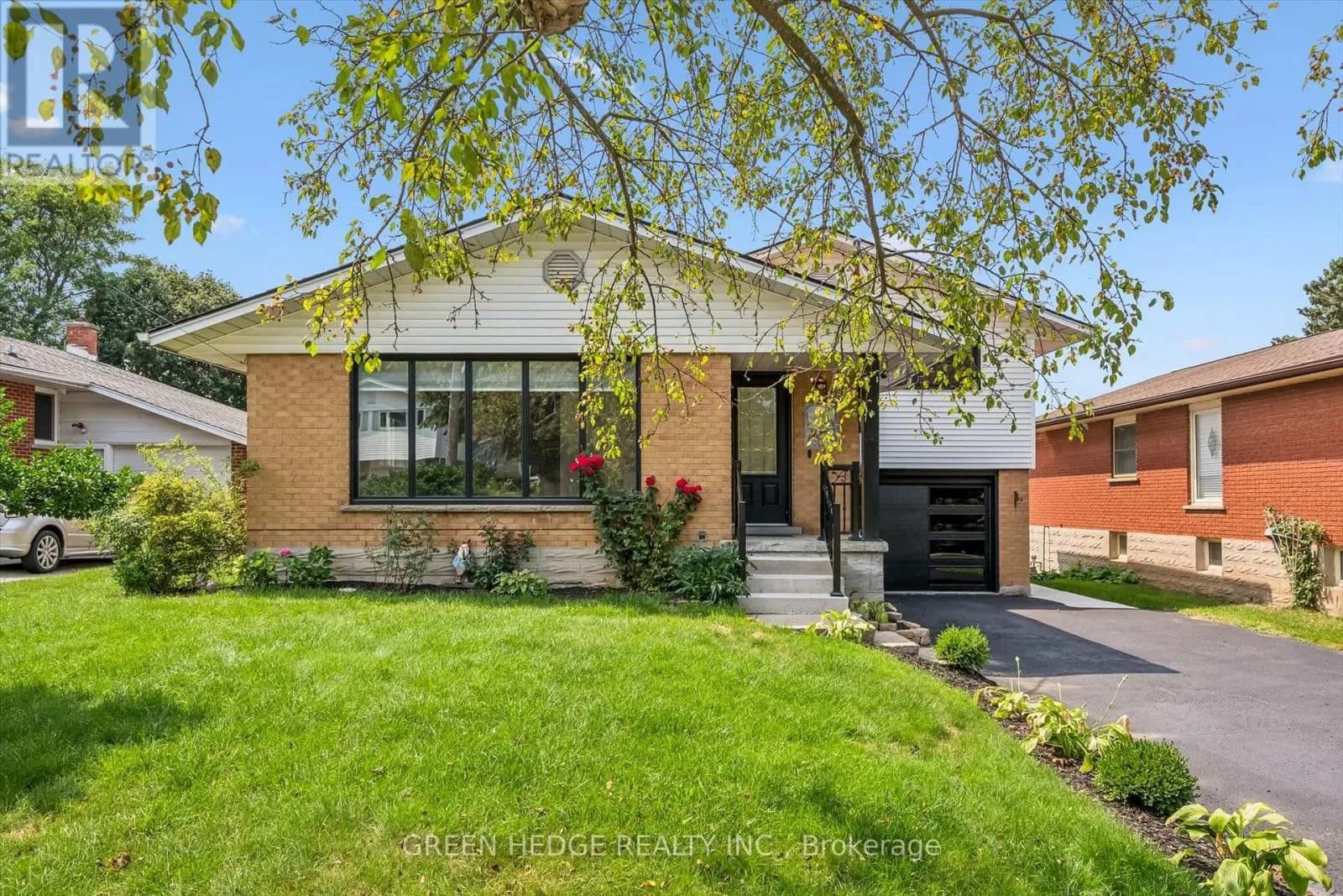 385 VILLAGE CRESCENT — photo 3 of 44