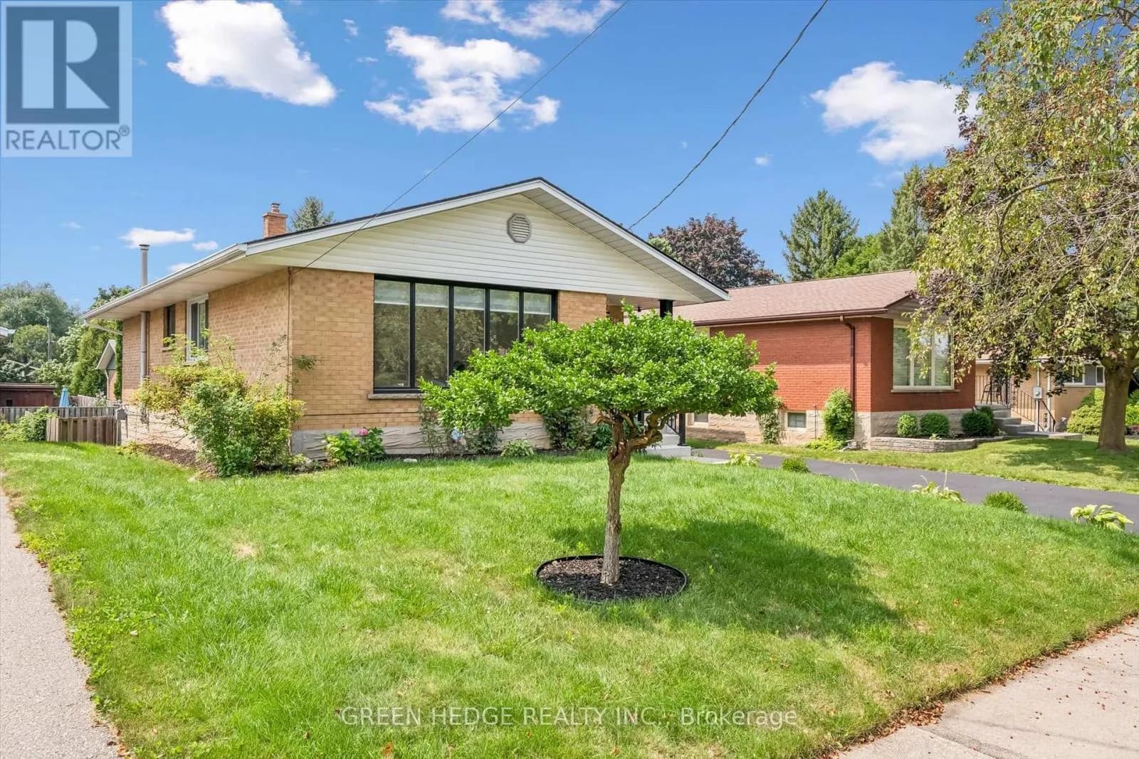 385 VILLAGE CRESCENT — photo 4 of 44