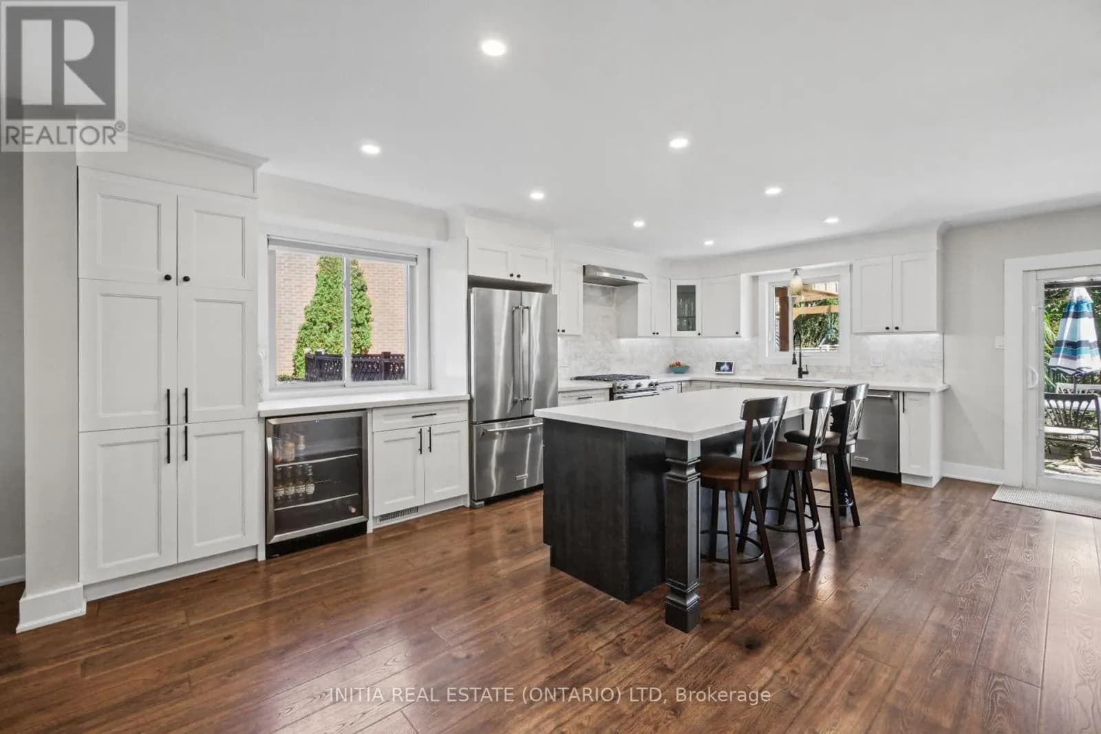 10 HANDORF DRIVE — photo 5 of 24