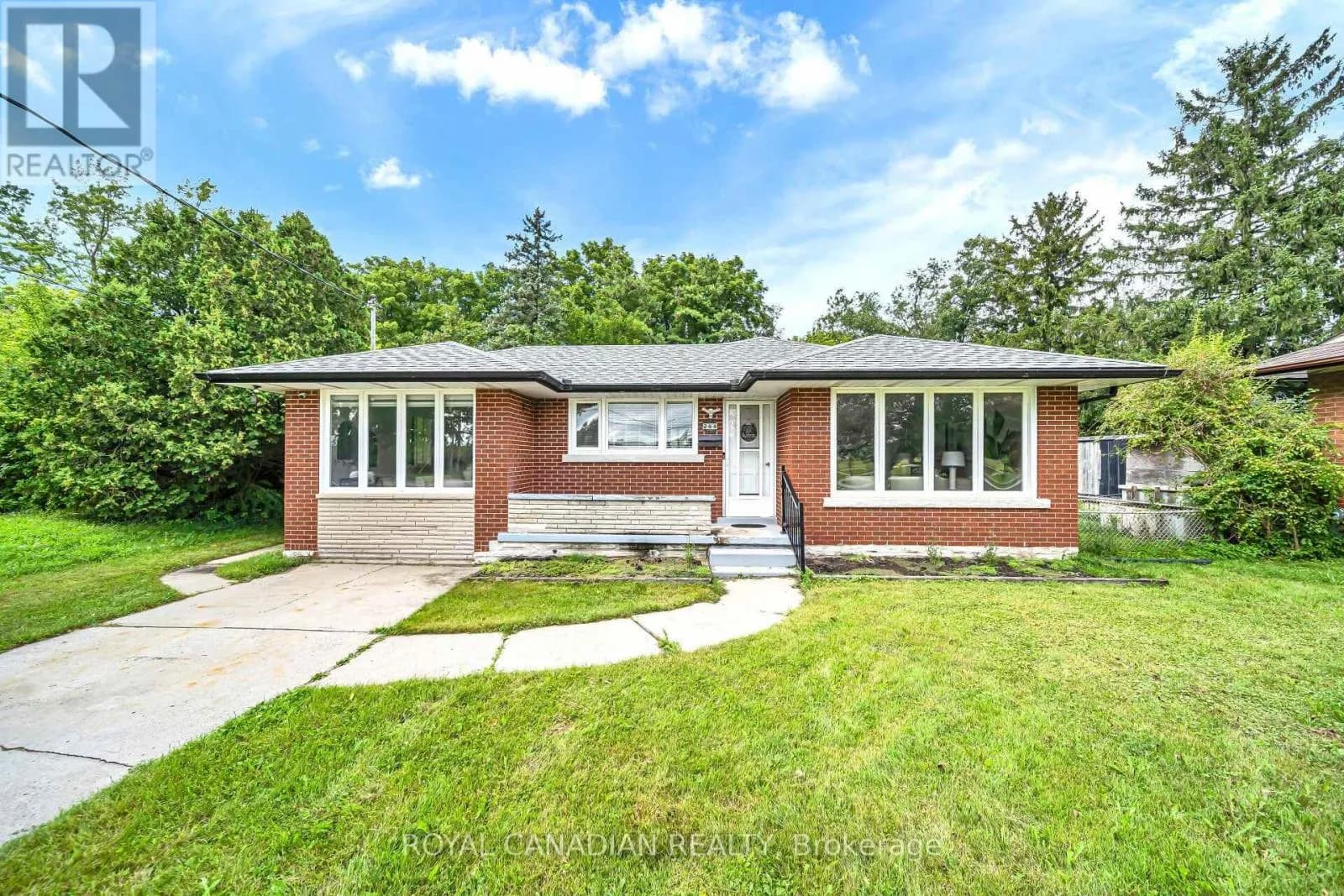 284 CEDAR CRESCENT — photo 1 of 49