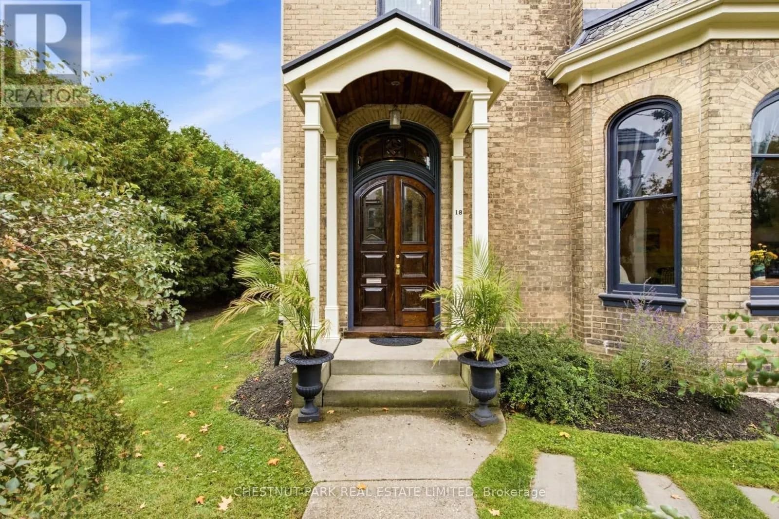 18 HAWARDEN AVENUE — photo 4 of 49