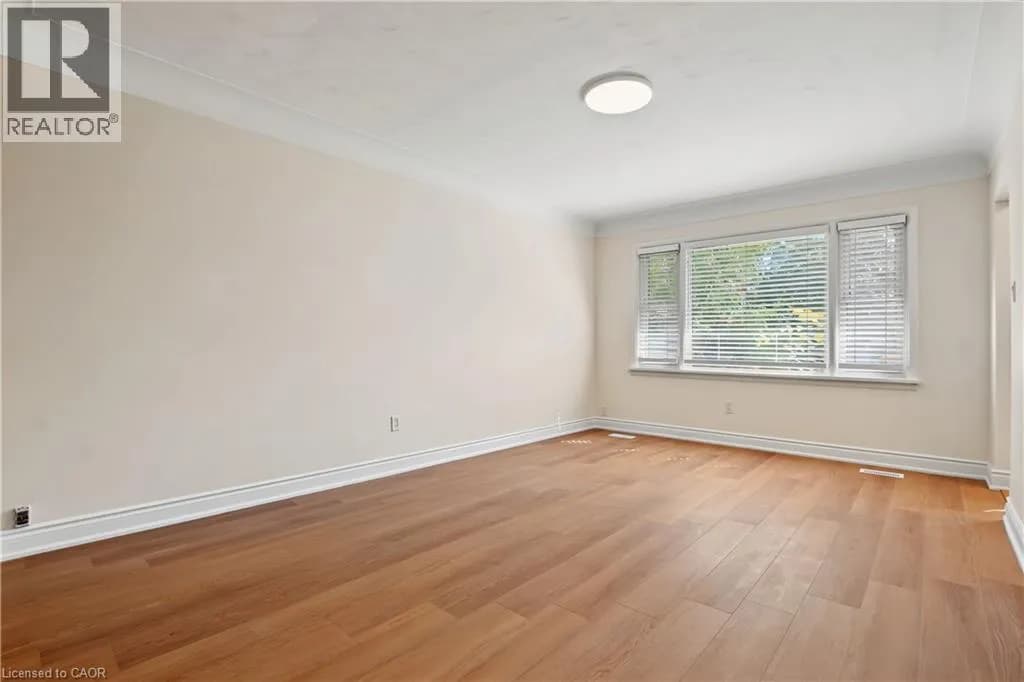 143 ELGIN Crescent — photo 4 of 38
