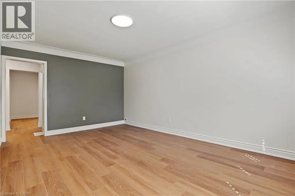 143 ELGIN Crescent — photo 5 of 38