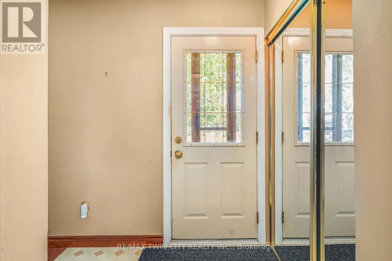 35 IVANHOE ROAD — photo 5 of 46