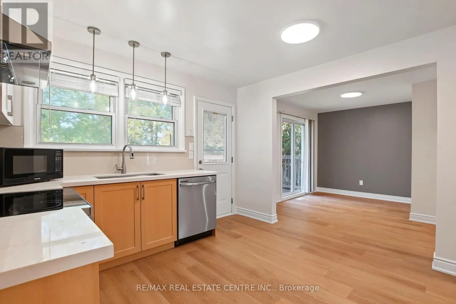 143 ELGIN CRESCENT — photo 2 of 38