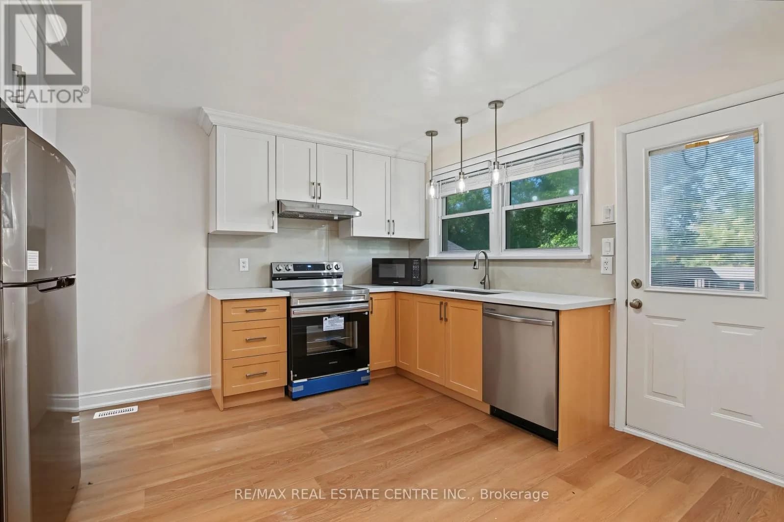 143 ELGIN CRESCENT — photo 3 of 38