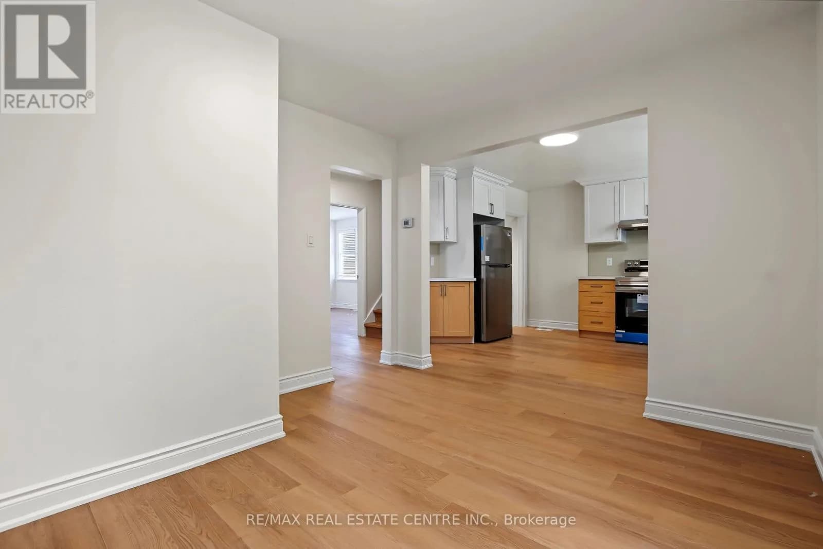 143 ELGIN CRESCENT — photo 4 of 38