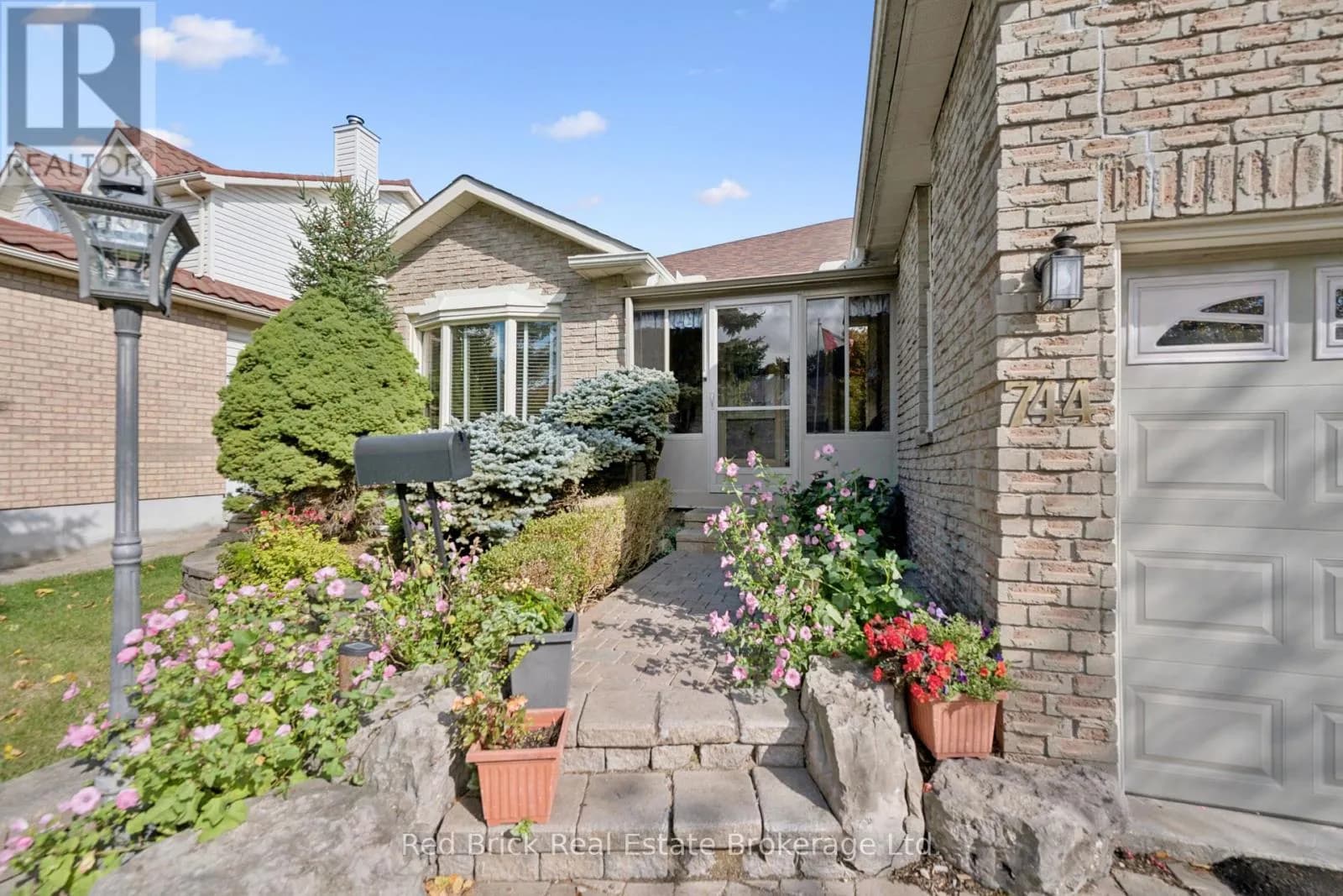 744 WOODHILL DRIVE — photo 3 of 40