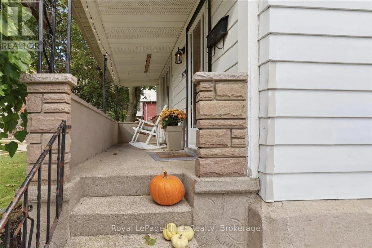 524 BRUNSWICK STREET — photo 4 of 45