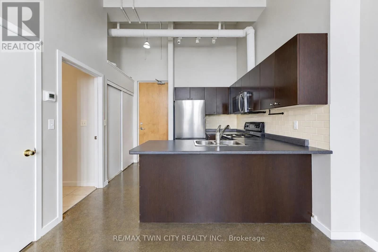 405 - 404 KING STREET W — photo 2 of 42