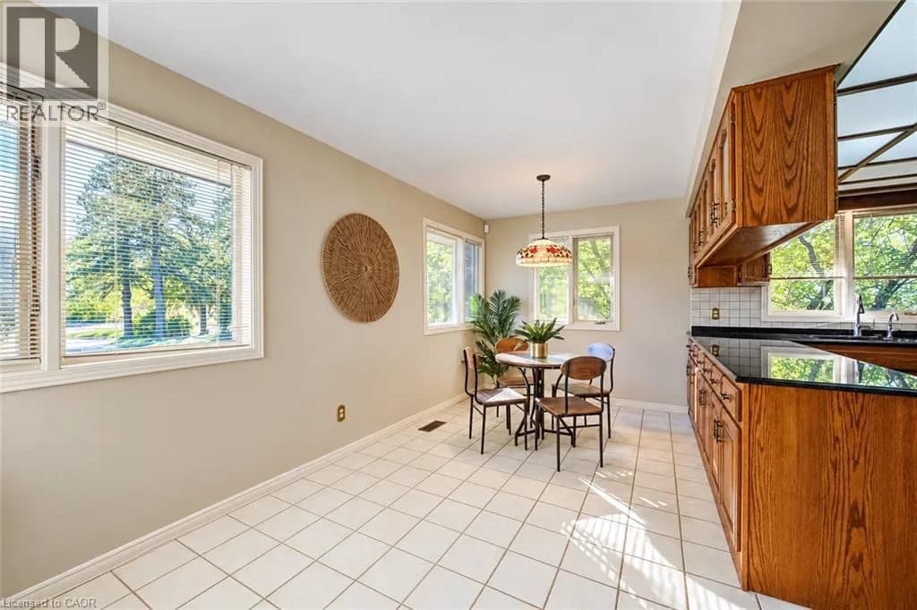 44 GREENSVIEW Drive — photo 5 of 48