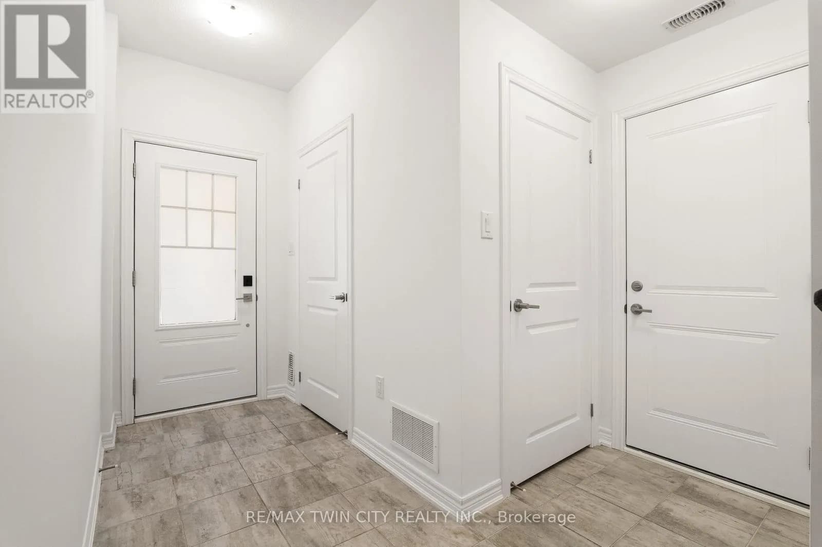 129 - 10 BIRMINGHAM DRIVE — photo 5 of 49