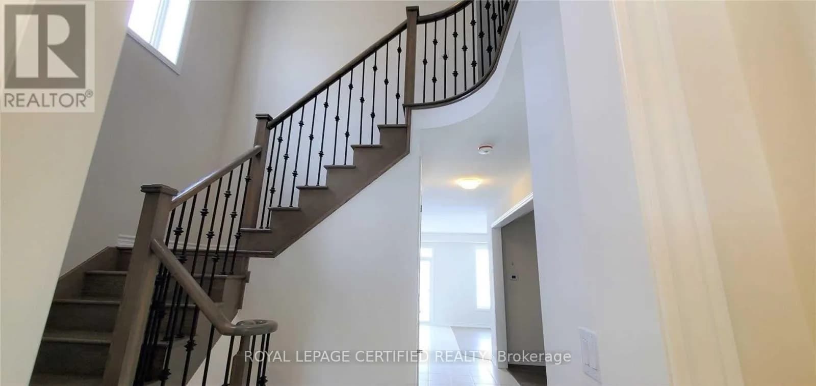 21 MUNRO CIRCLE — photo 2 of 24