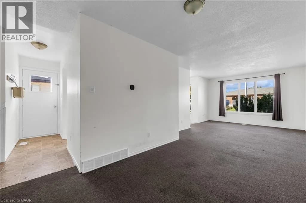 16 CRYSTAL Court — photo 4 of 30