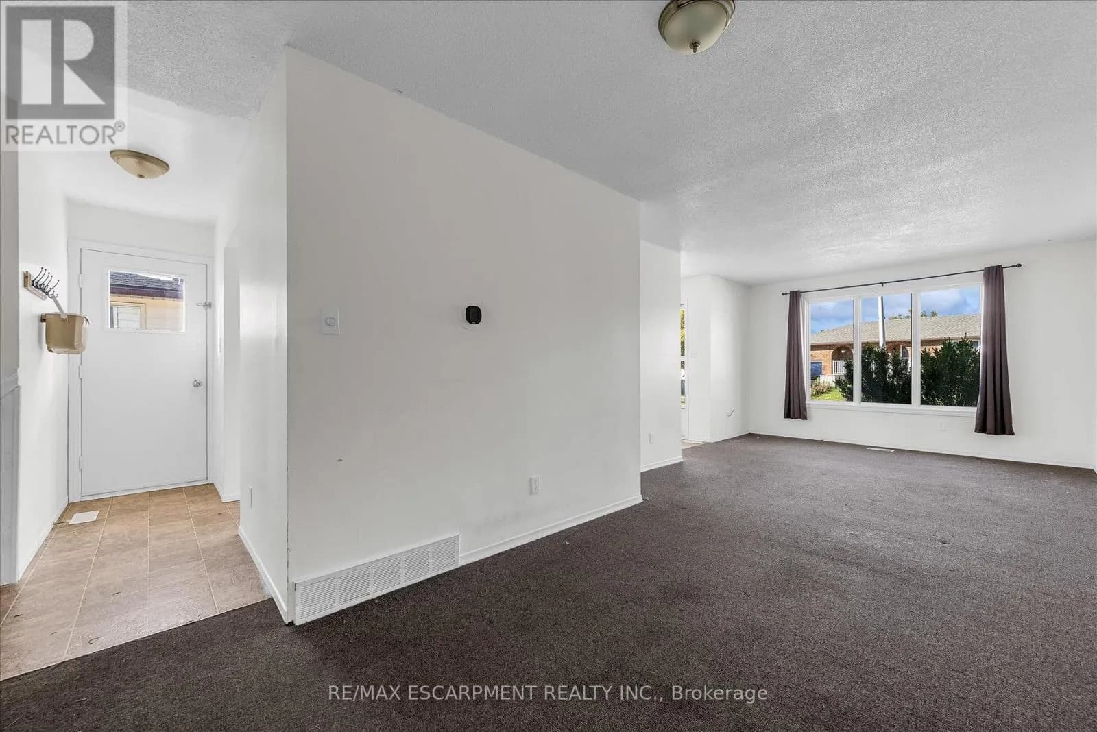 16 CRYSTAL COURT — photo 4 of 30