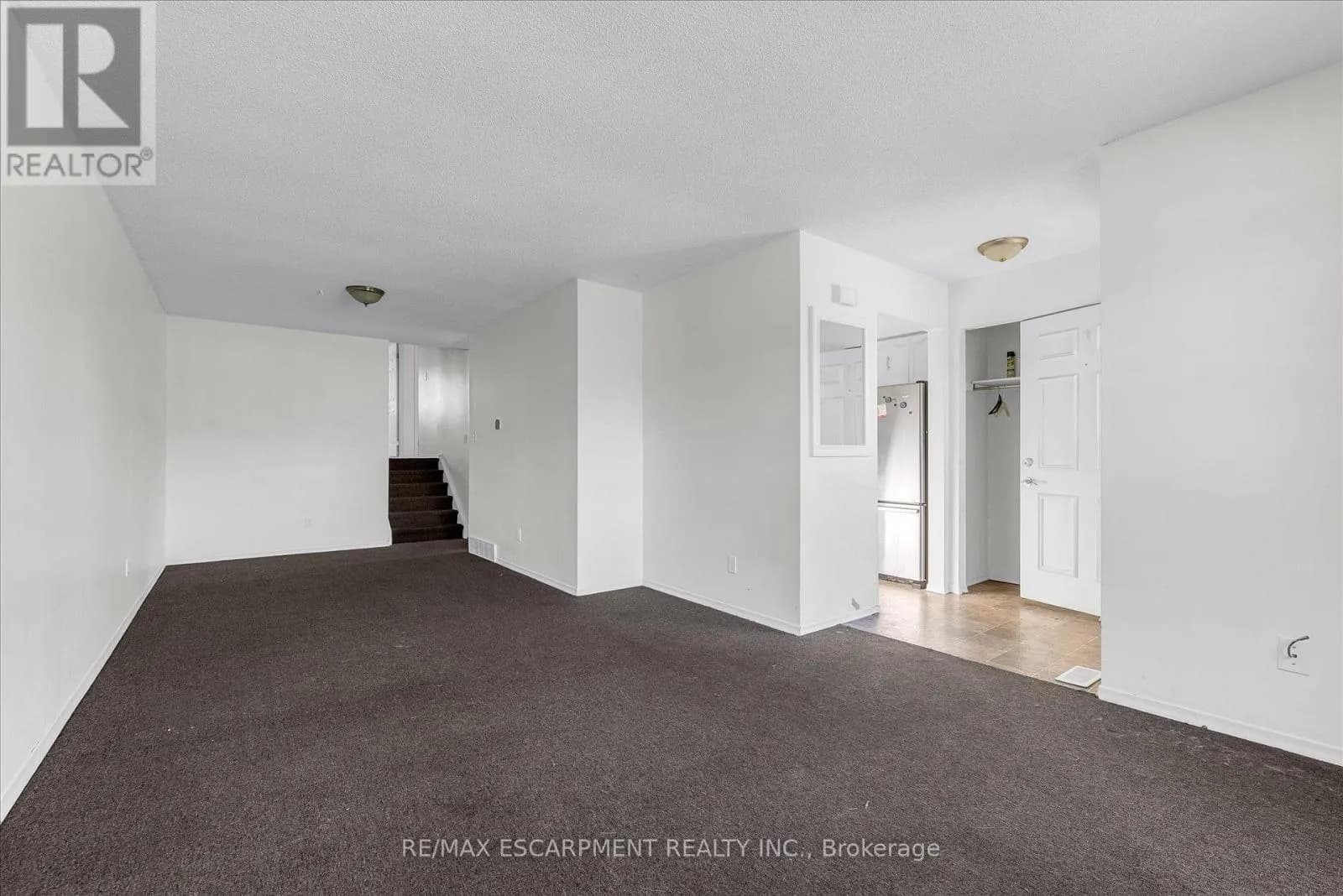 16 CRYSTAL COURT — photo 5 of 30