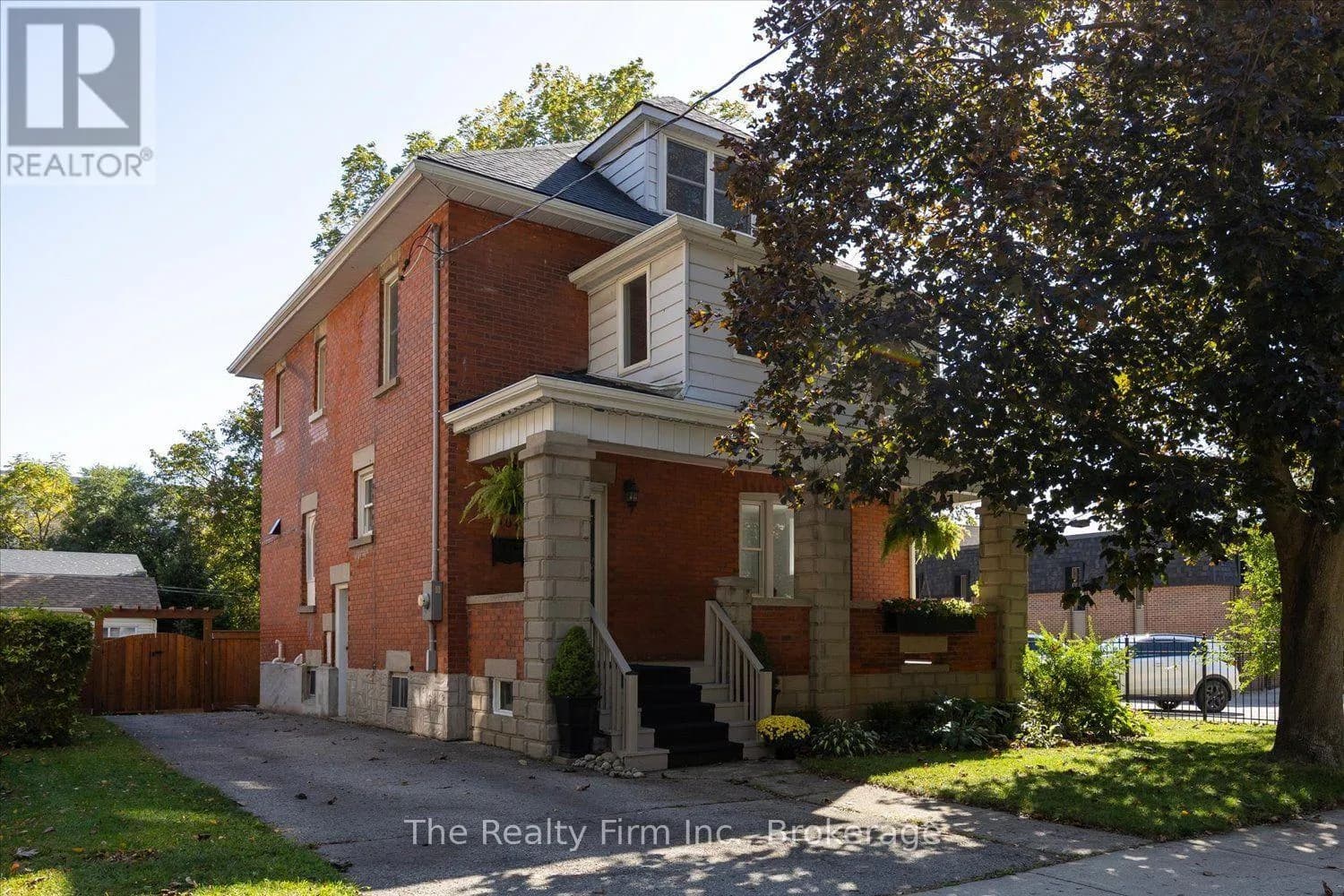 101 ST VINCENT STREET N — photo 1 of 47