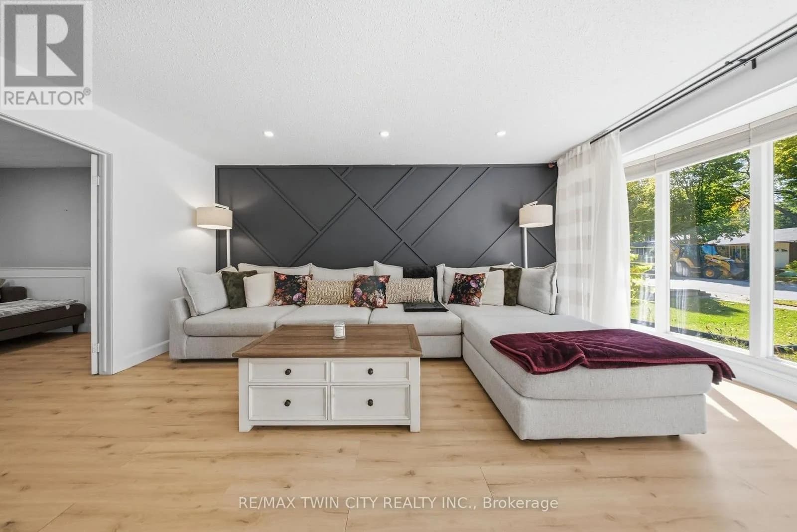 25 CEDARLAND DRIVE — photo 3 of 40