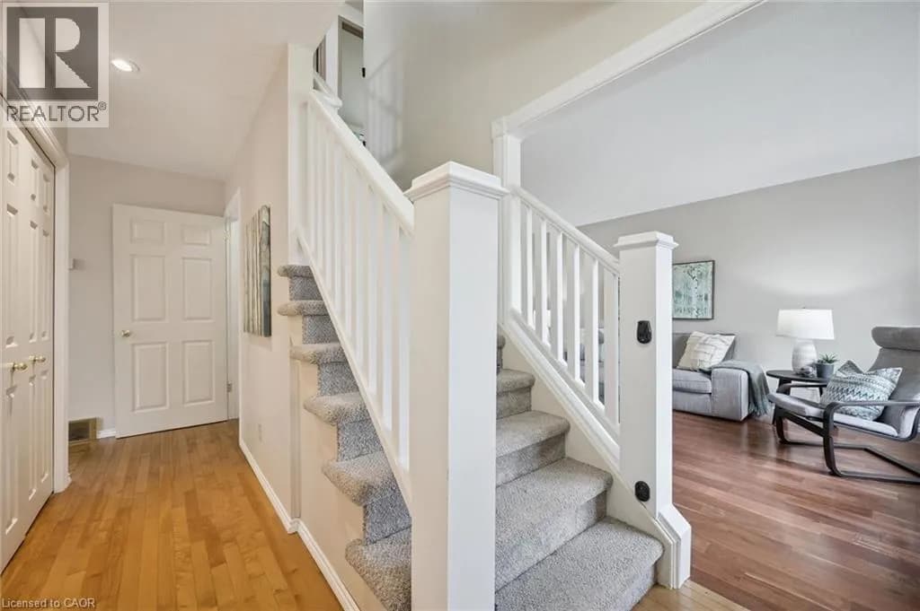 143 HILLBROOK Crescent — photo 4 of 40