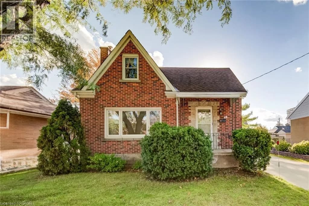 11 CRESTWOOD Avenue — photo 1 of 43