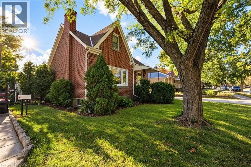 11 CRESTWOOD Avenue — photo 2 of 43