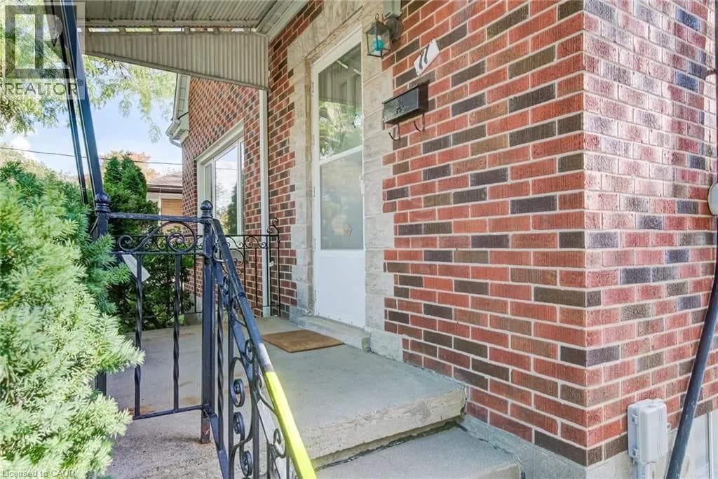 11 CRESTWOOD Avenue — photo 4 of 43