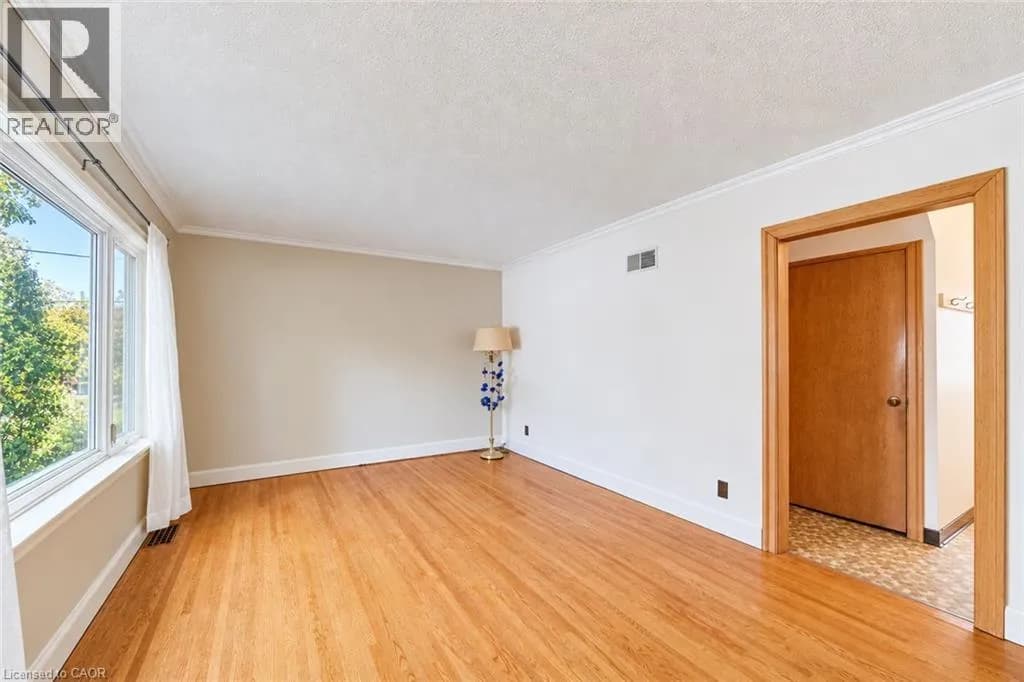 11 CRESTWOOD Avenue — photo 5 of 43