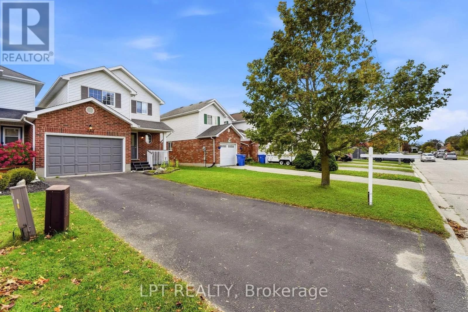 232 TAIT CRESCENT — photo 2 of 37