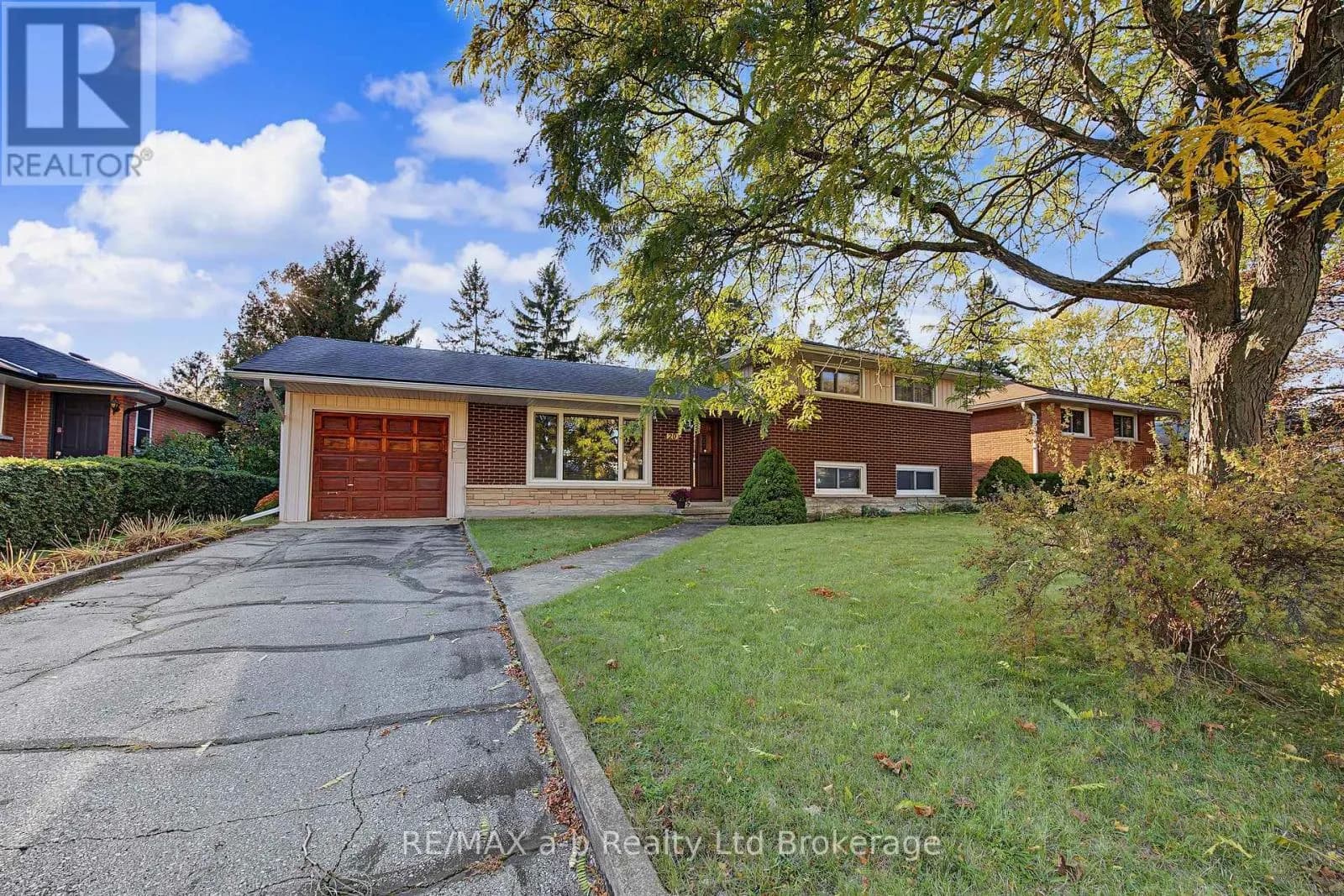 20 PINECREST AVENUE — photo 1 of 34