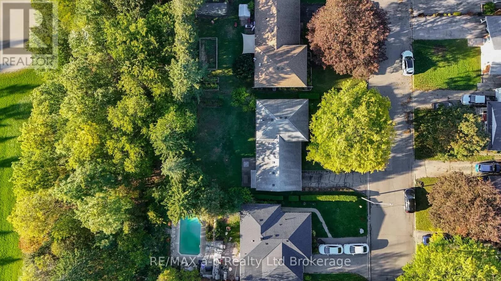 20 PINECREST AVENUE — photo 3 of 34