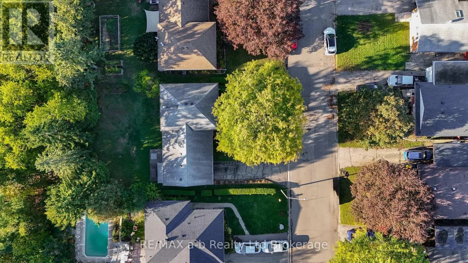 20 PINECREST AVENUE — photo 4 of 34