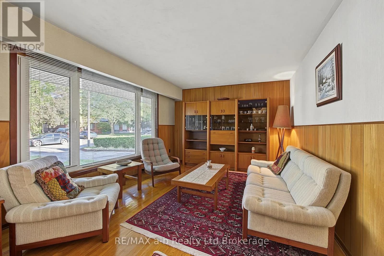 20 PINECREST AVENUE — photo 5 of 34