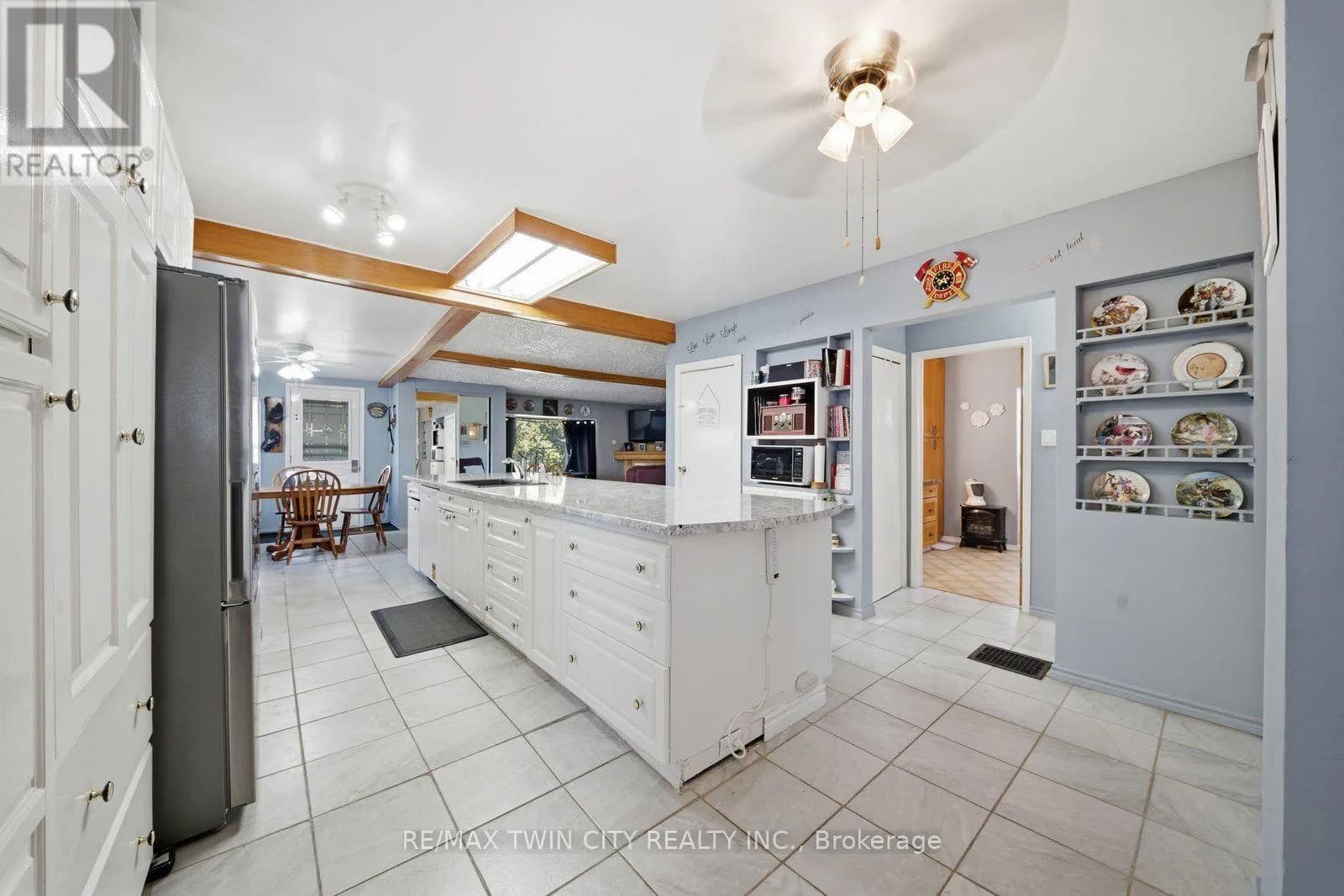 986 COLBORNE STREET — photo 5 of 31