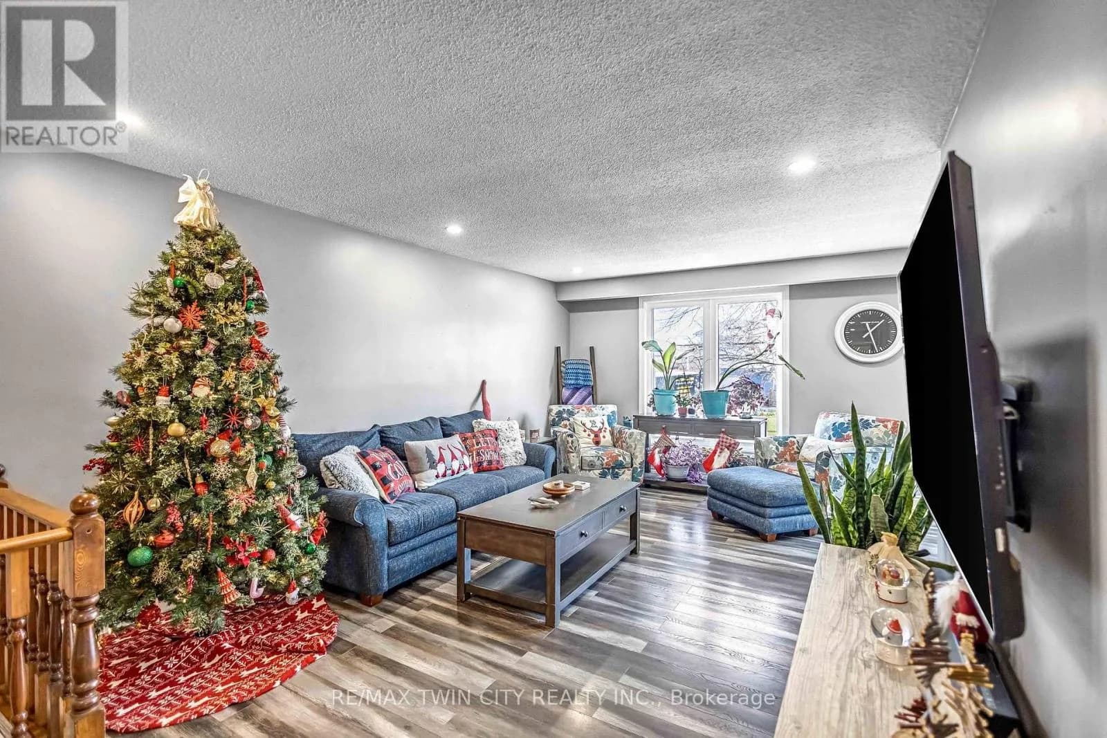 36 VALERIE COURT — photo 4 of 40