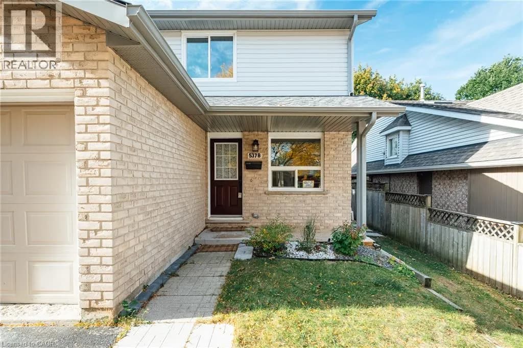 537B BARWICK Crescent — photo 2 of 50