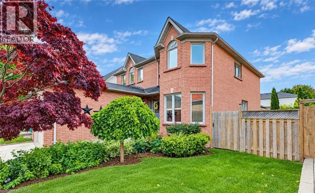 11 PEREGRINE Crescent — photo 1 of 38