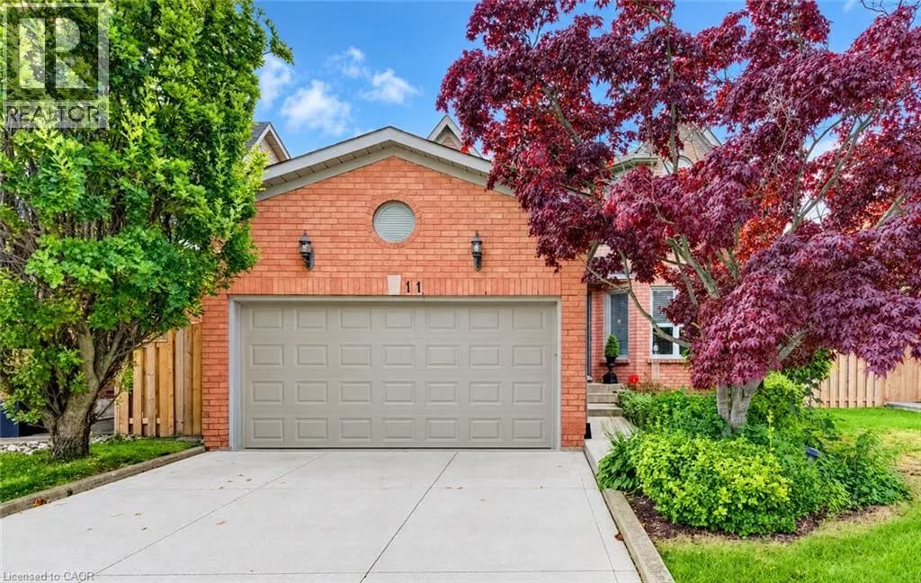 11 PEREGRINE Crescent — photo 2 of 38