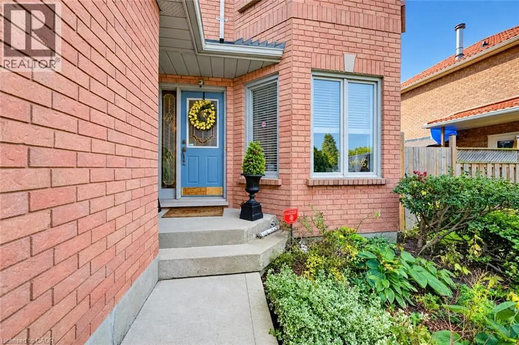 11 PEREGRINE Crescent — photo 3 of 38