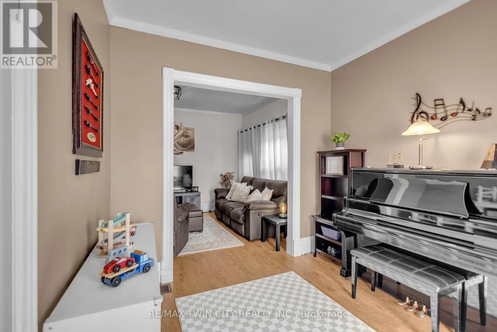 25 USHER STREET — photo 4 of 20