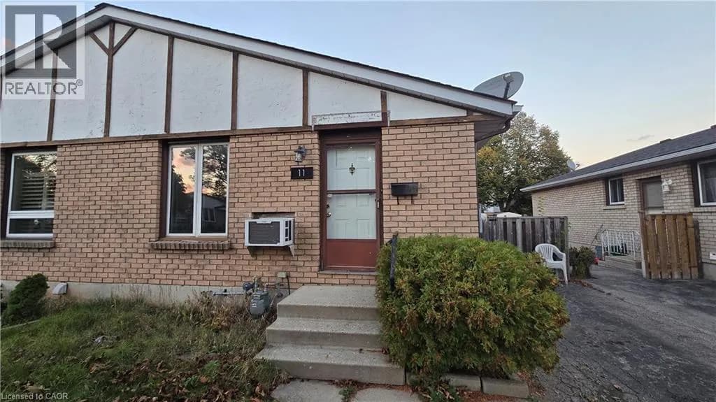 11 DEBBY Crescent — photo 1 of 34