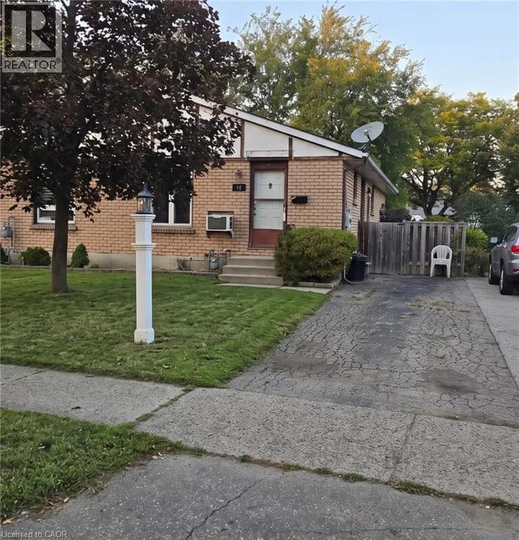 11 DEBBY Crescent — photo 2 of 34
