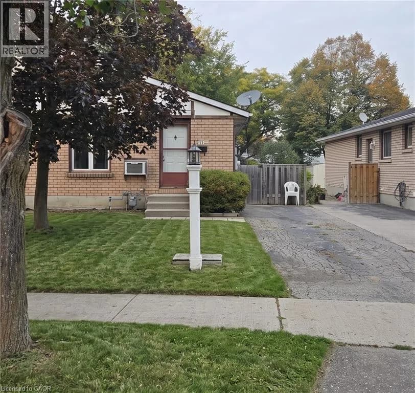 11 DEBBY Crescent — photo 3 of 34
