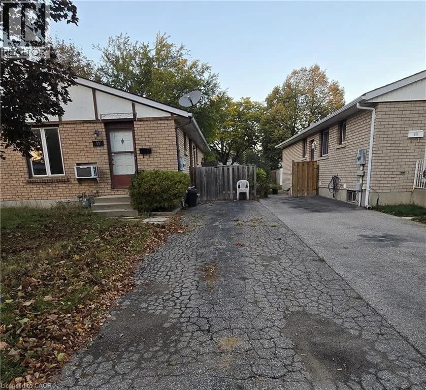 11 DEBBY Crescent — photo 4 of 34