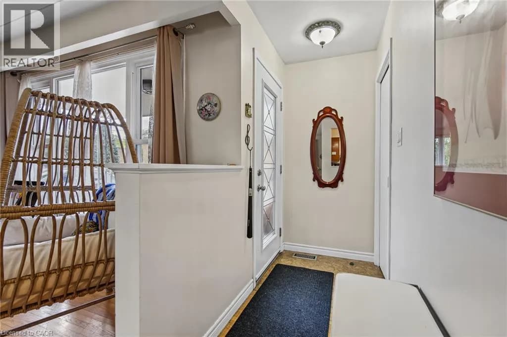 218 MONTROSE Street S — photo 4 of 33