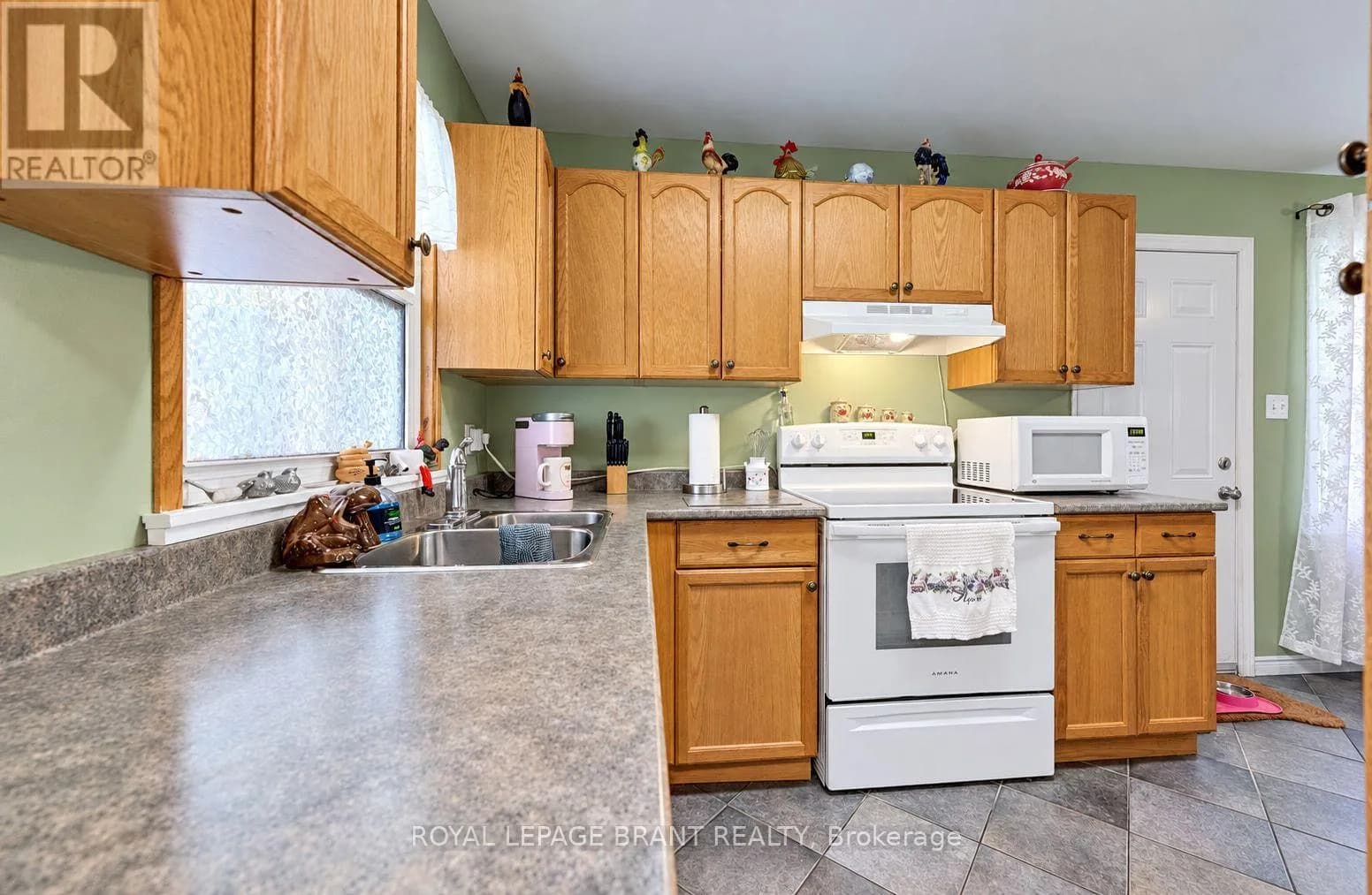 582 GRAND VALLEY DRIVE — photo 3 of 18