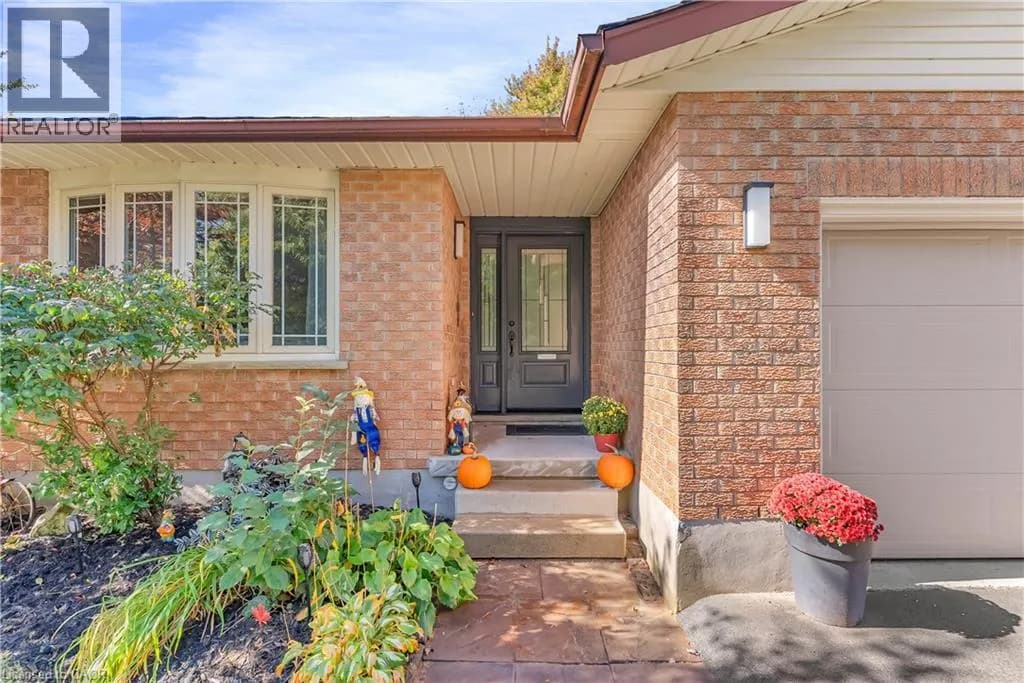 103 WESTVIEW Crescent — photo 3 of 42