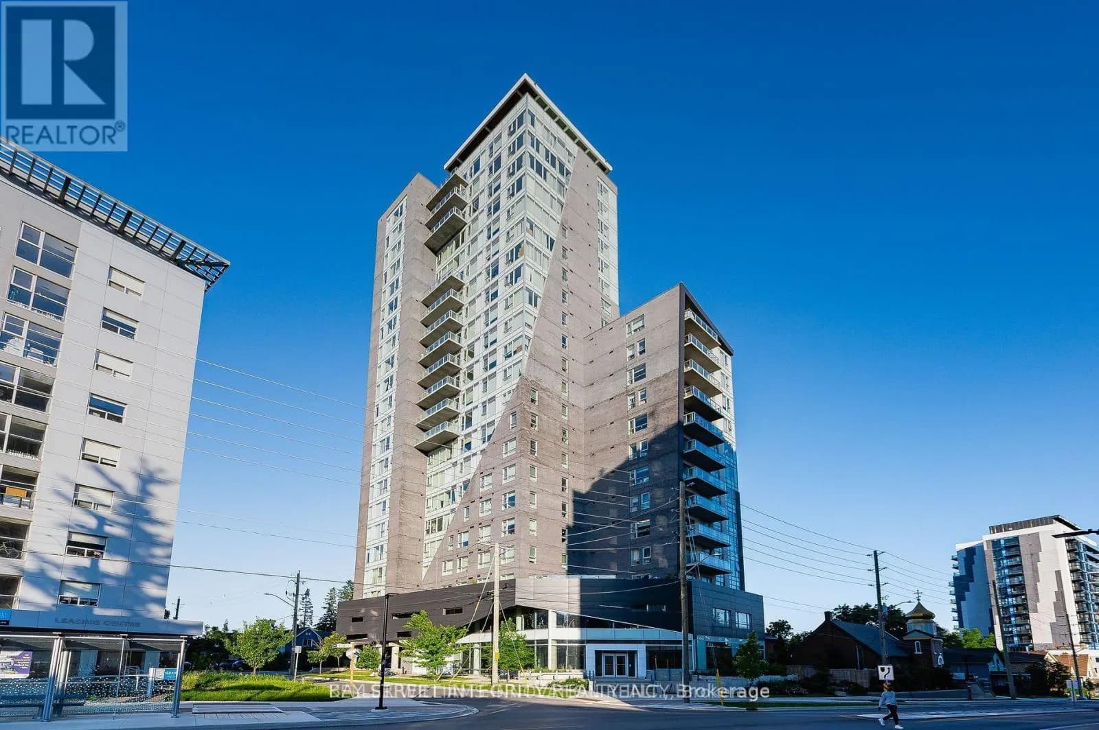 902 - 158 KING STREET — photo 1 of 13